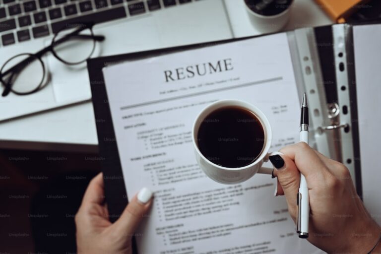 How to Create a Modern Resume Using an Online Resume Maker